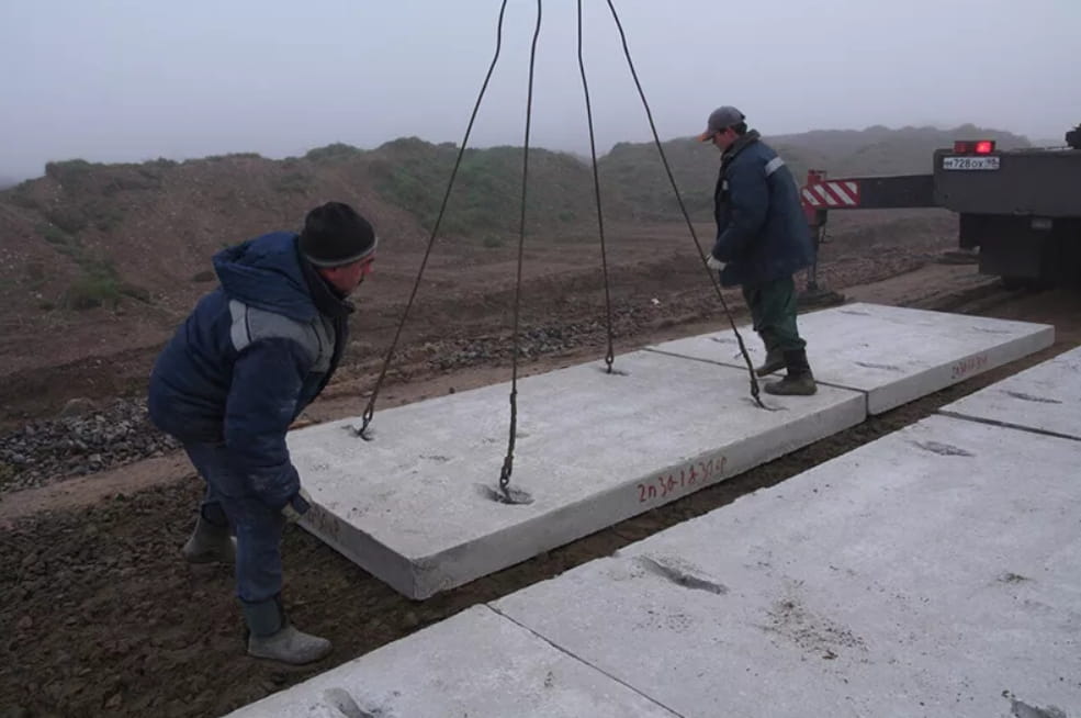 Процесс укладки плит ПАГ с использованием крана